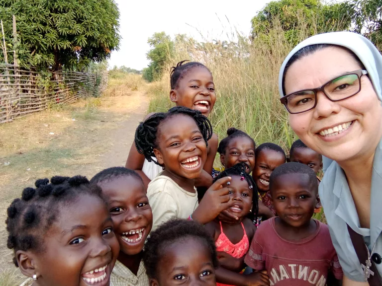 Le Suore Francescane Angeline e i bambini della scuola di Maison de Paix