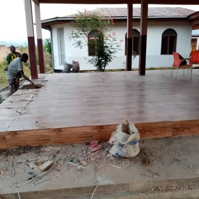 Lavori di manutenzione alla pavimentazione del portico della scuola